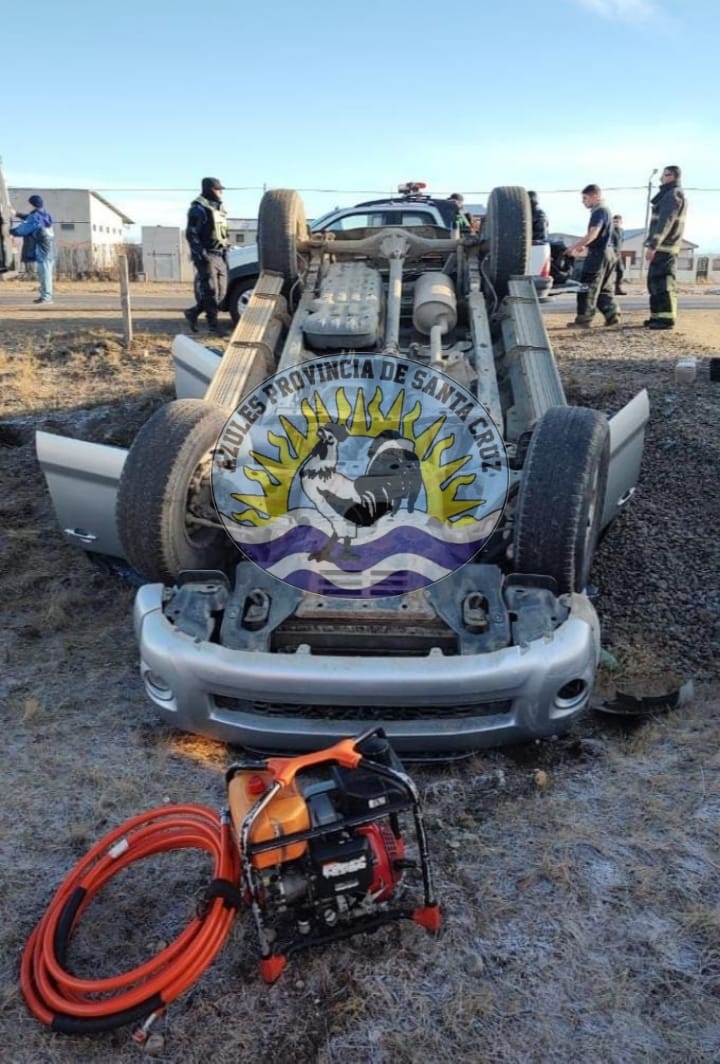 Vuelco de una camioneta - Una persona quedó atrapada (2)