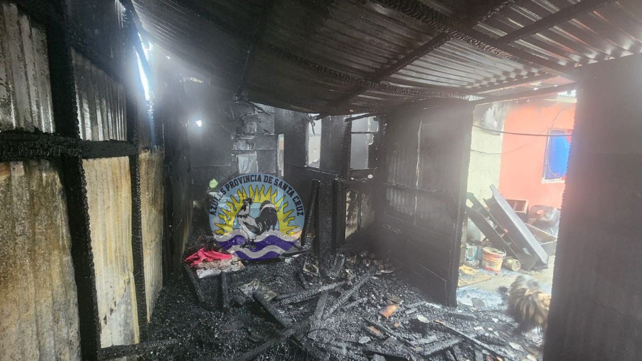 Desperfecto eléctrico causa incendio sobre una vivienda (2)