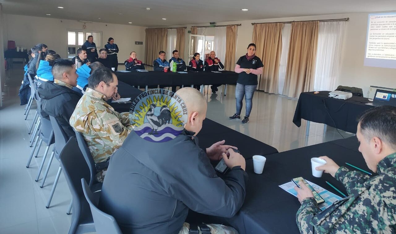 Gabinete de bienestar policial Perito Moreno desarrolló jornada de reflexión sobre prevención de suicidio (3)