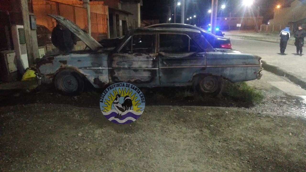Se investiga el origen de un incendio sobre un vehículo (2)