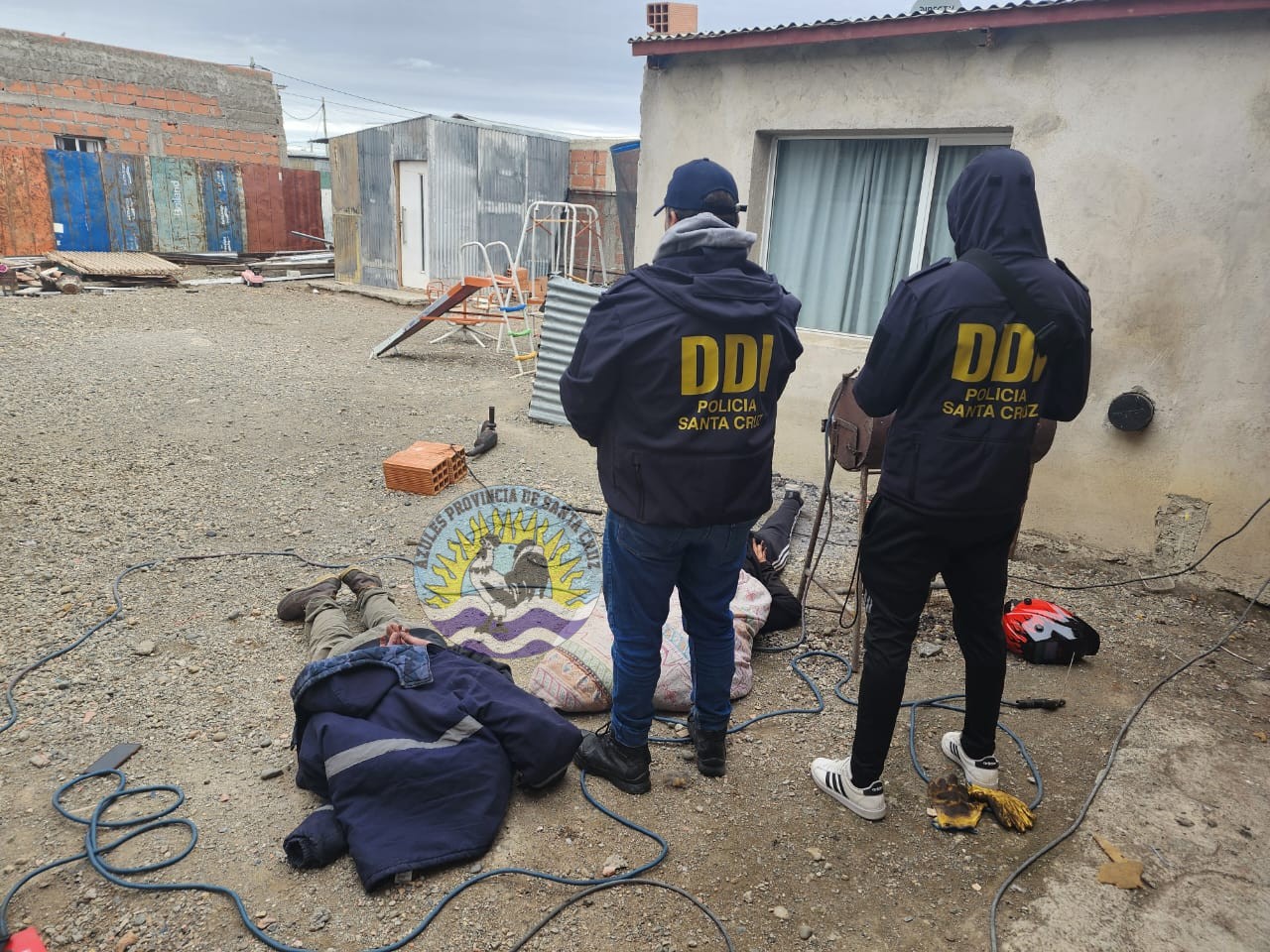 Detienen a tres presuntos autores del tiroteo, incautan municiones, vehículo y estupefacientes (12)