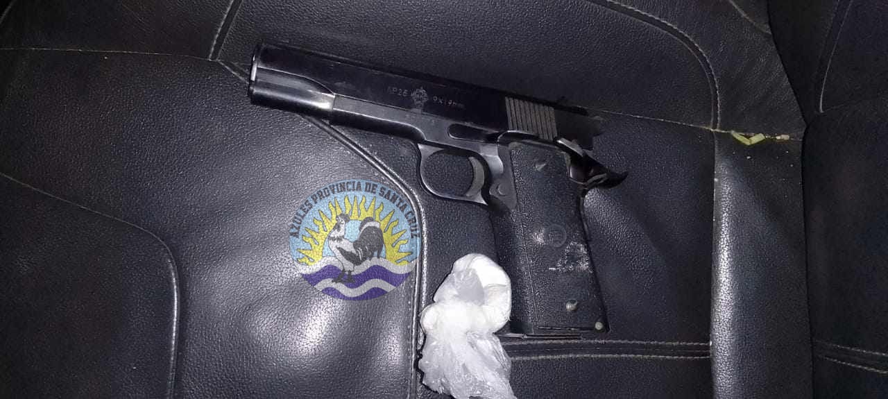 En control vehicular personal de División Comisaría 7ma detecta arma de fuego y estupefacientes (1)
