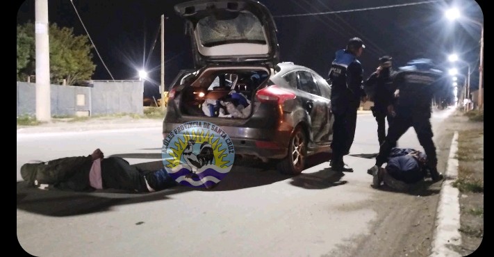 En control vehicular personal de División Comisaría 7ma detecta arma de fuego y estupefacientes (4)