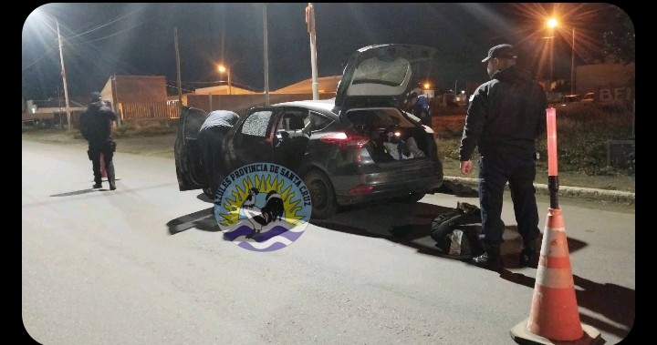 En control vehicular personal de División Comisaría 7ma detecta arma de fuego y estupefacientes (5)