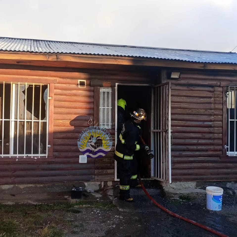 Incendio en vivienda del Barrio San Benito rápida intervención de bomberos (1)
