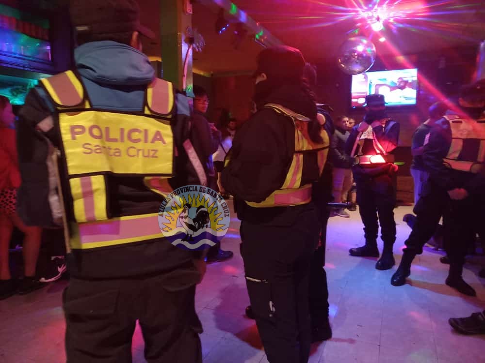 Actividad preventiva mediante controles de locales nocturnos y saturación en barrios en Puerto Deseado (6)