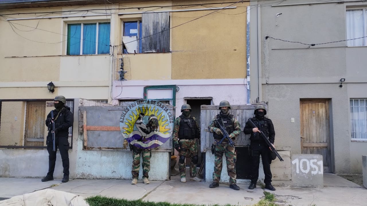 Allanamiento Tres personas aprehendidas y secuestro de diversos elementos (2)