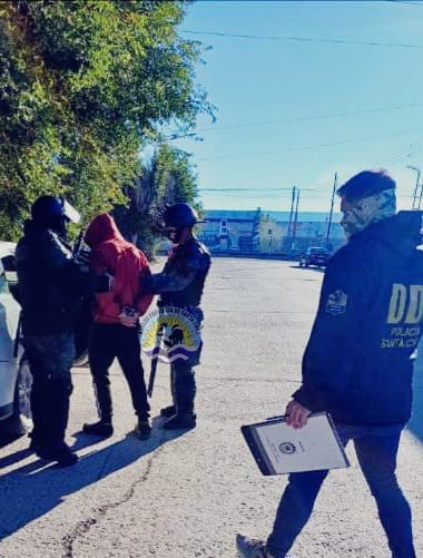 Robo calificado Investigación, allanamientos y detención en Pico Truncado (3)