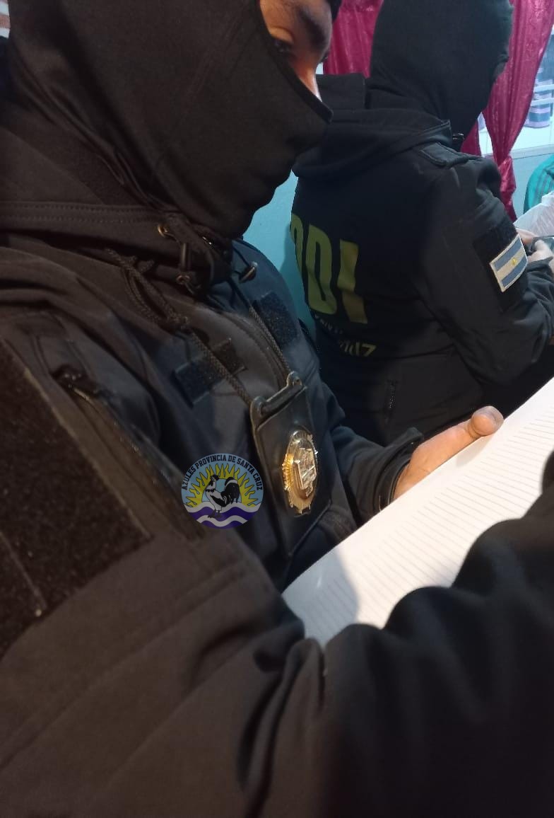 Allanamiento en Caleta Olivia por presunta tenencia de material de abuso sexual infantil (3)