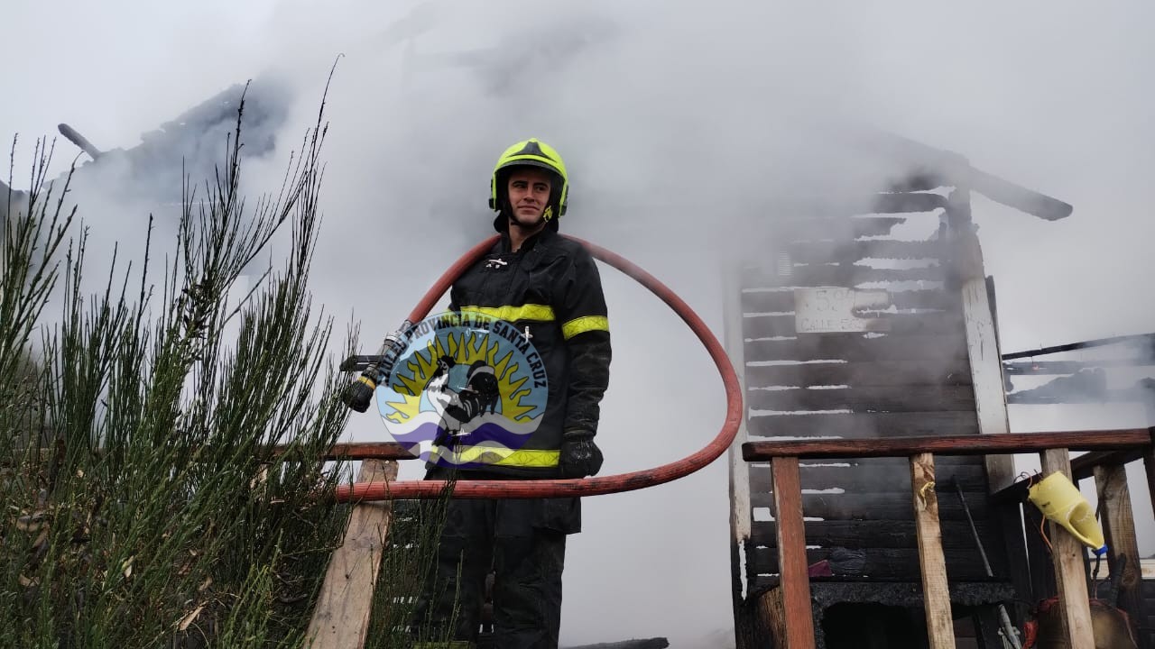 Incendio en El Calafate consume vivienda cercana a hogar de ancianos (5)