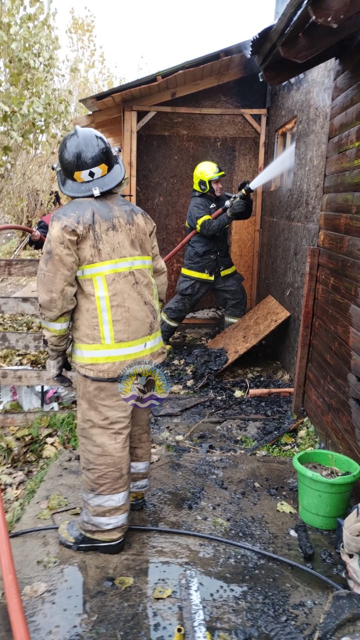 Incendio en El Calafate consume vivienda cercana a hogar de ancianos (6)