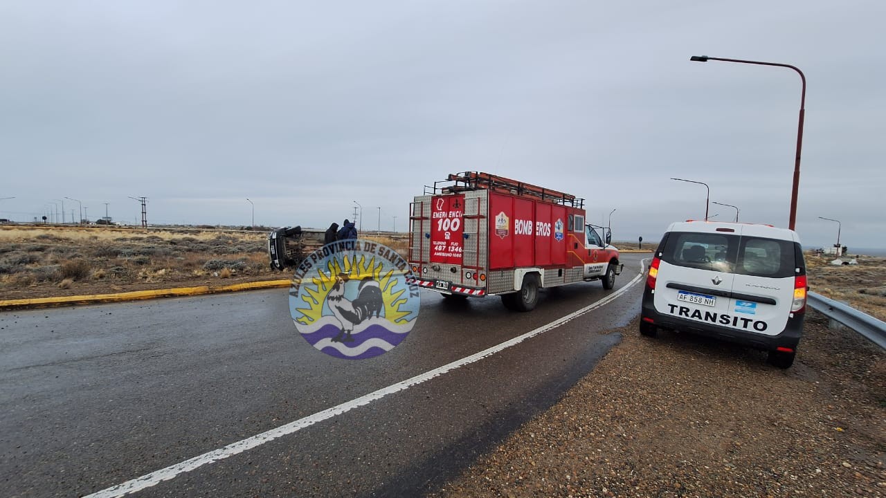 Incidente vehicular en la Ruta Nacional de 281 Bombros rescatan a ocupantes de vehículo volcado (2)