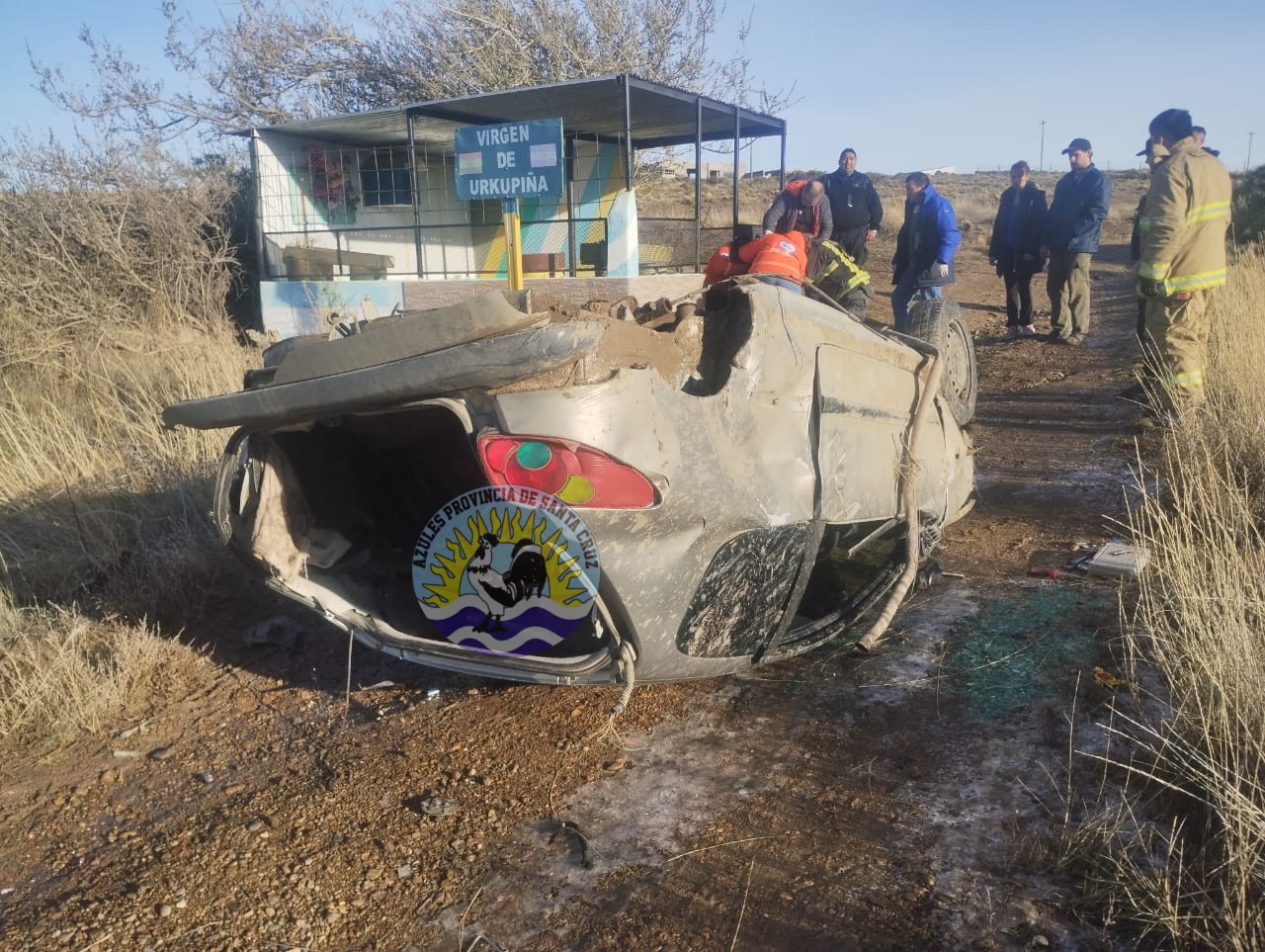 Rescate vehicular en Puerto San Julián Un herido en vuelco (1)
