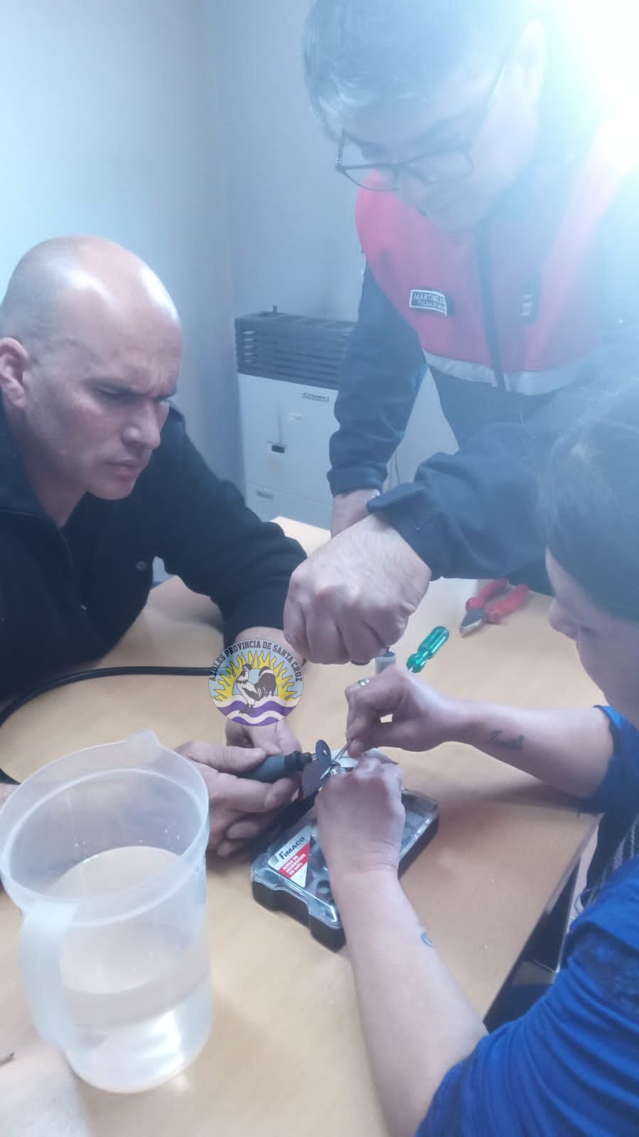 Bomberos de Perito Moreno auxiliaron a una vecina con un anillo atorado en su dedo (1)