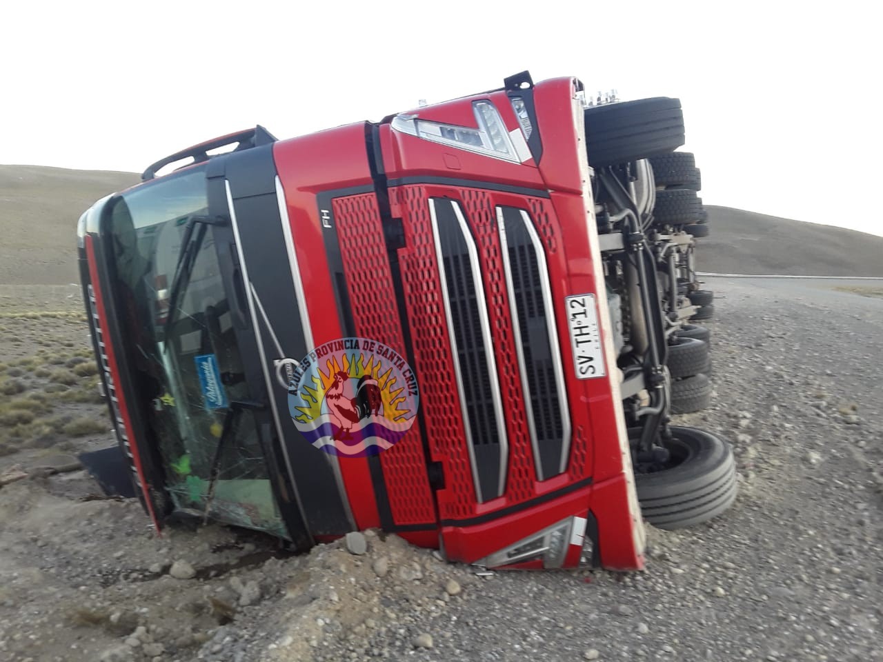 Incidente en Ruta 40 Conductor chileno resulta herido tras un vuelco de un camión (2)