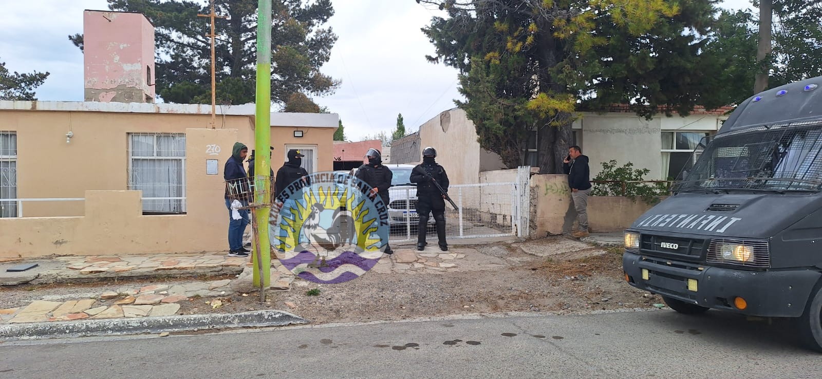 Control vehicular y clausura de comercios en operativo prevencional en Las Heras (2)