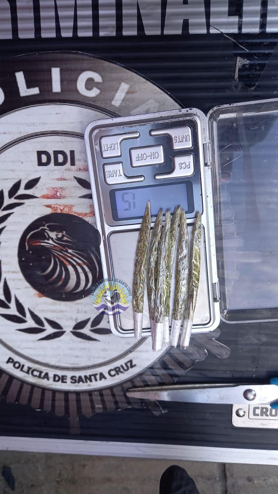 Detienen a un hombre que transportaba una mesa de metegol y detectan drogas (4)