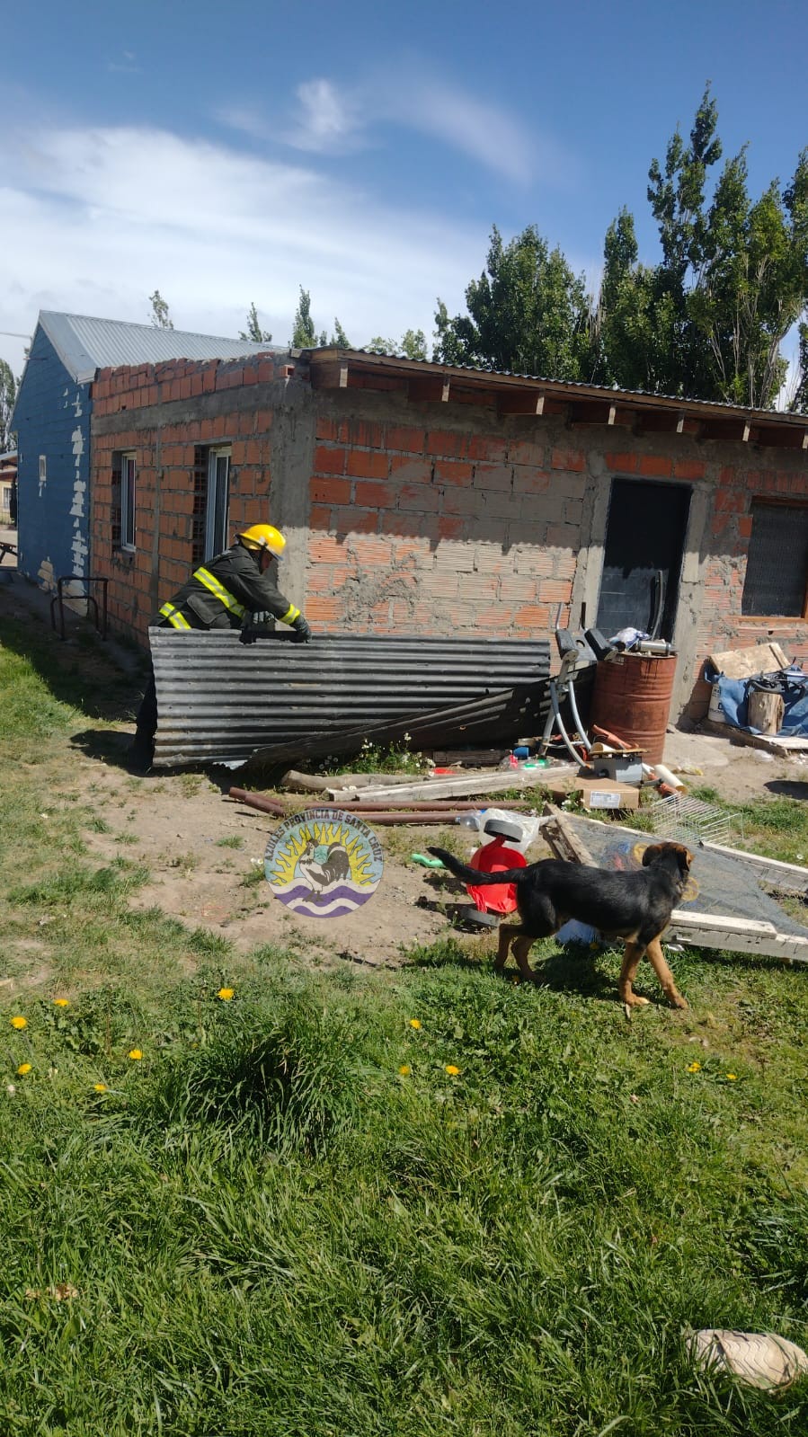 La policía de Santa Cruz desplegó un operativo integral por la tormenta de vientos fuertes (4)
