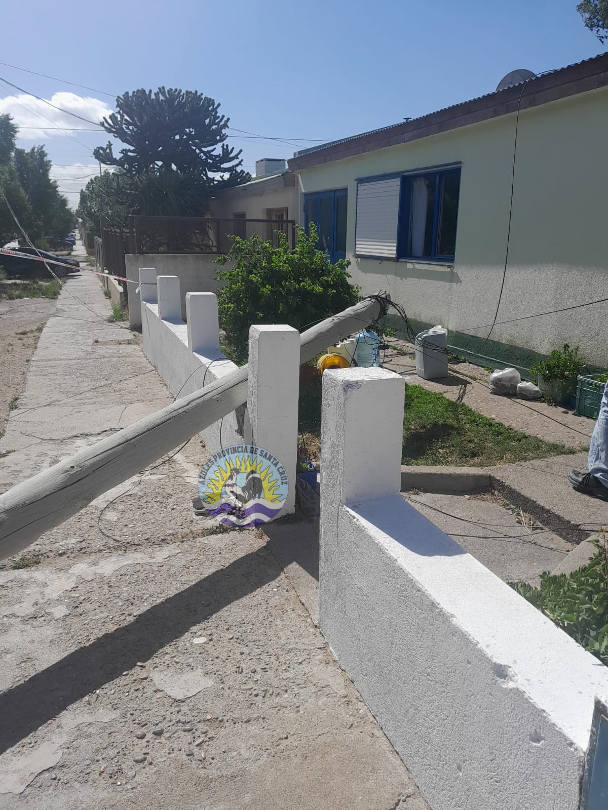 La policía de Santa Cruz desplegó un operativo integral por la tormenta de vientos fuertes (6)