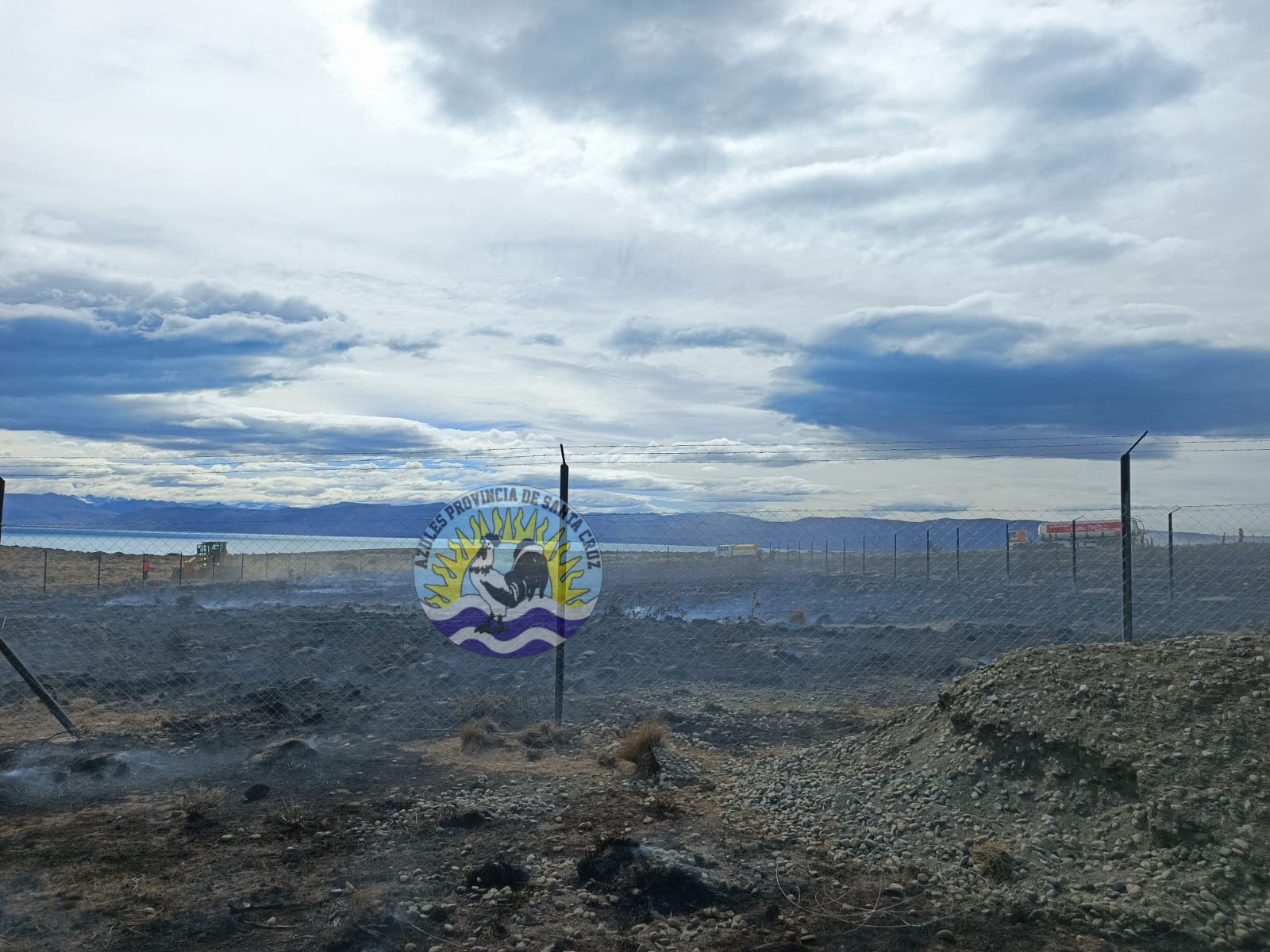 Incendio en Barrio Punta Soberana fue controlado por bomberos en El Calafate (4)