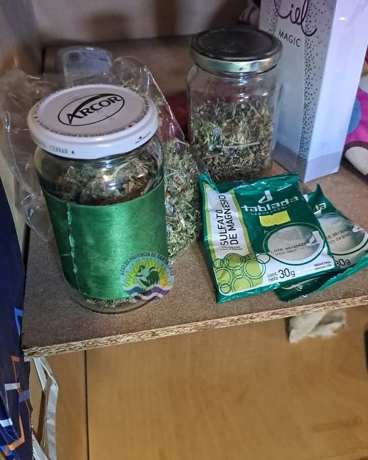 Se descompensó, llegó la policia y la descubrieron con más de 2kg de droga (6)