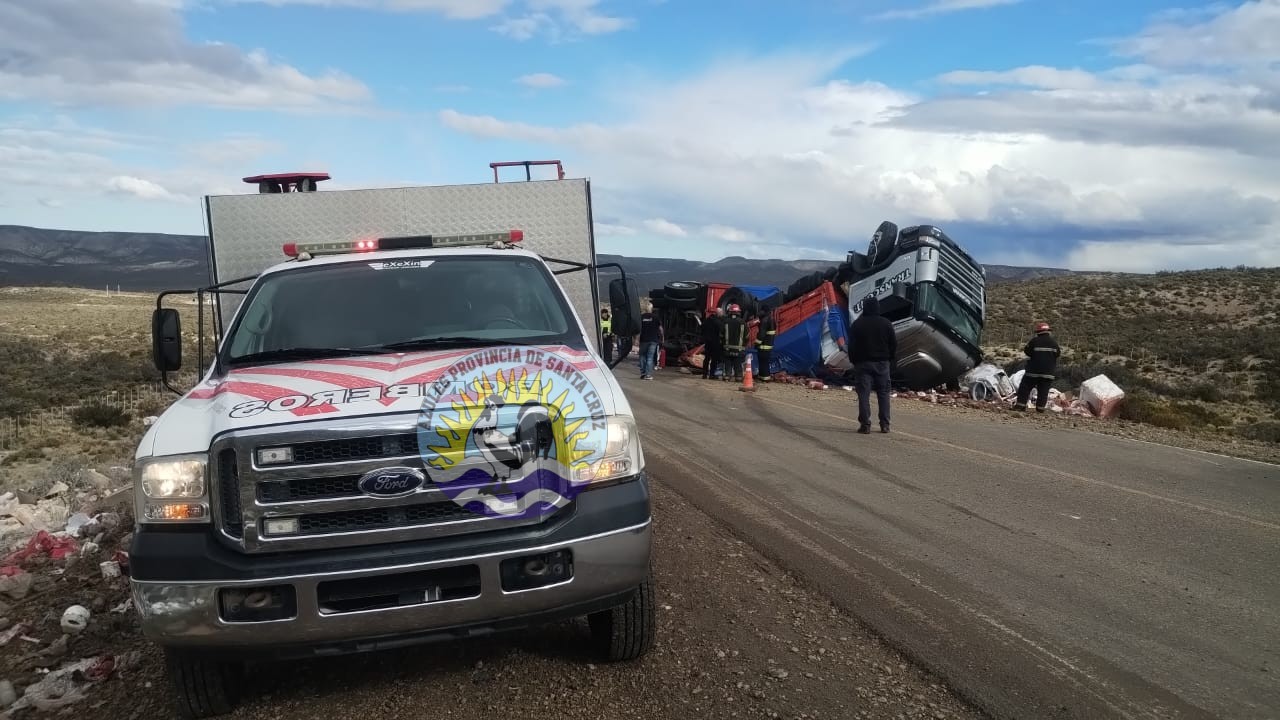 Accidente vehicular en Ruta Nacional N° 3 Un camión protagonizó un vuelco sin víctimas en Fitz Roy (1)