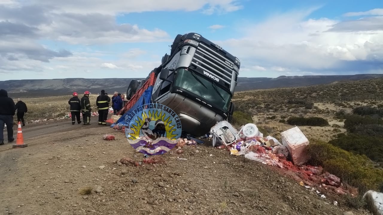 Accidente vehicular en Ruta Nacional N° 3 Un camión protagonizó un vuelco sin víctimas en Fitz Roy (2)
