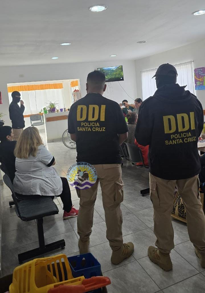 Prevención Brindan charla sobre estafas a adultos mayores en Puerto Deseado (1)