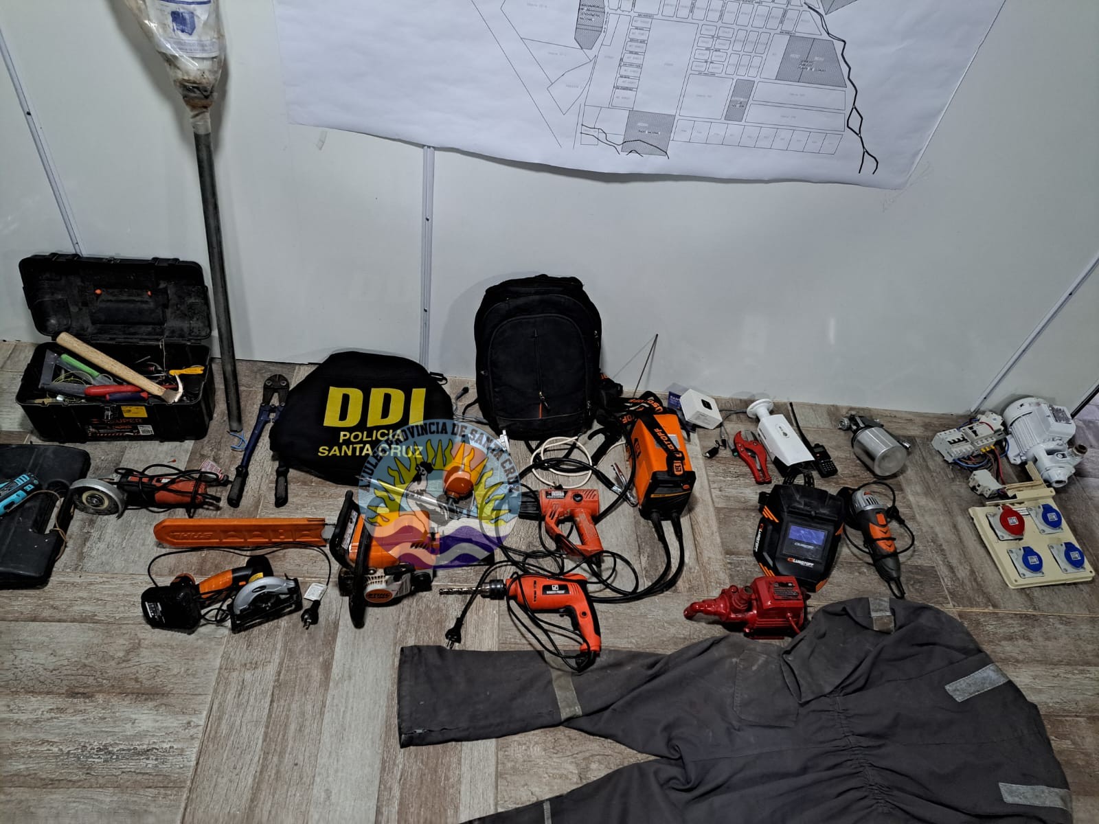 Allanamiento en Perito Moreno Una persona detenida y herramientas incautadas (3)