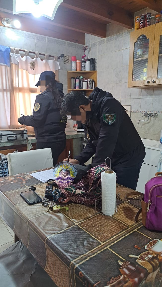 Allanan cuatro viviendas en El Calafate y secuestran elementos robados (5)