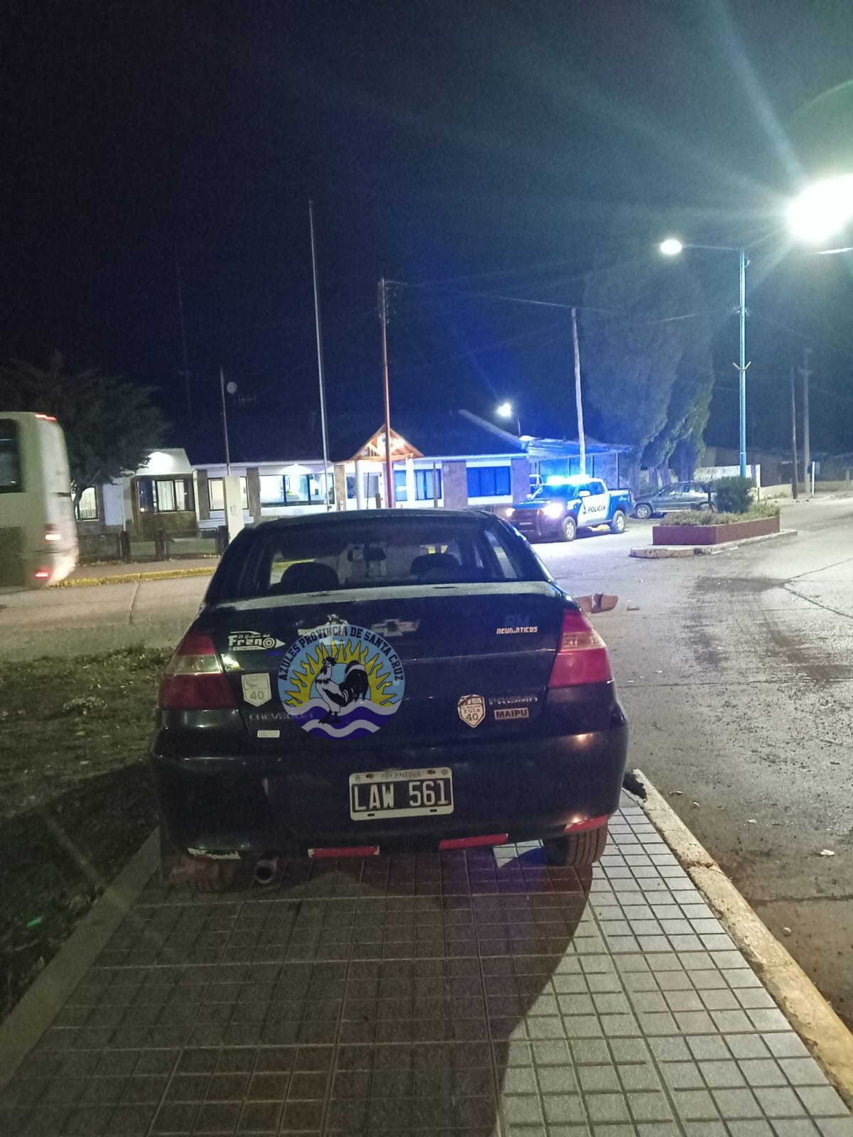 Choque frente a comisaría de 28 de Noviembre Vehículo secuestrado y detenidos (2)