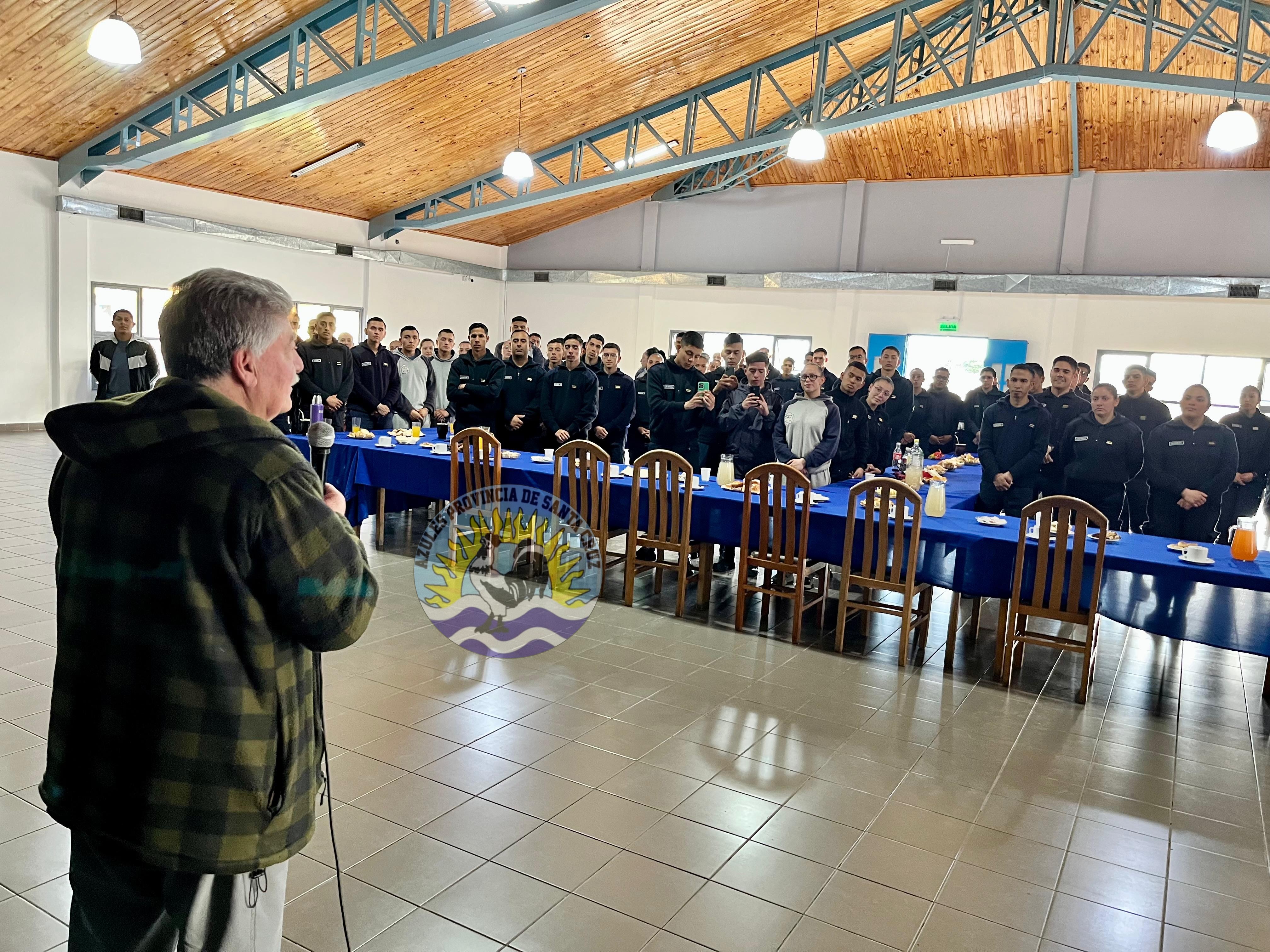 Emotivo Reconocimiento al Profesor Carlos Rubilar por 38 Años de Dedicación en la Formación de Cadetes Policiales (4)