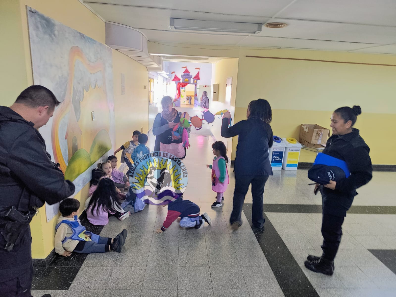 La Policía de Los Antiguos visitó el Jardín N° 25 y compartió su labor con los alumnos (2)