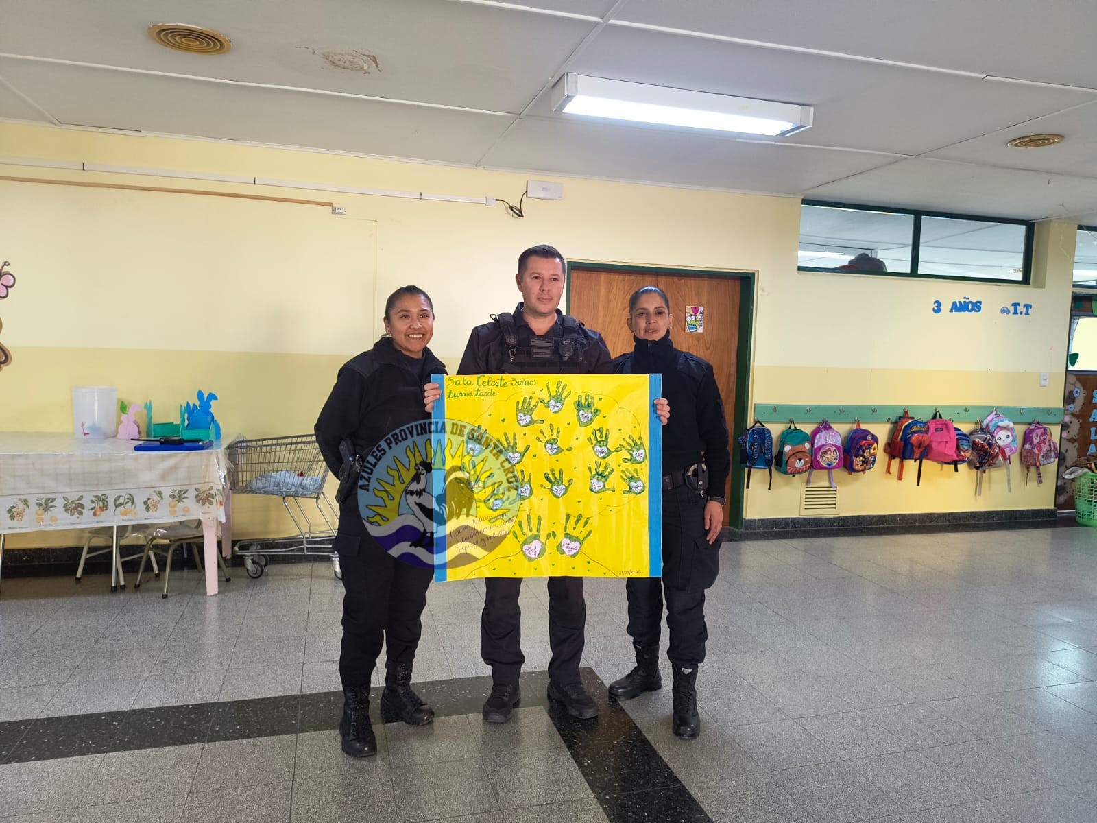 La Policía de Los Antiguos visitó el Jardín N° 25 y compartió su labor con los alumnos (3)