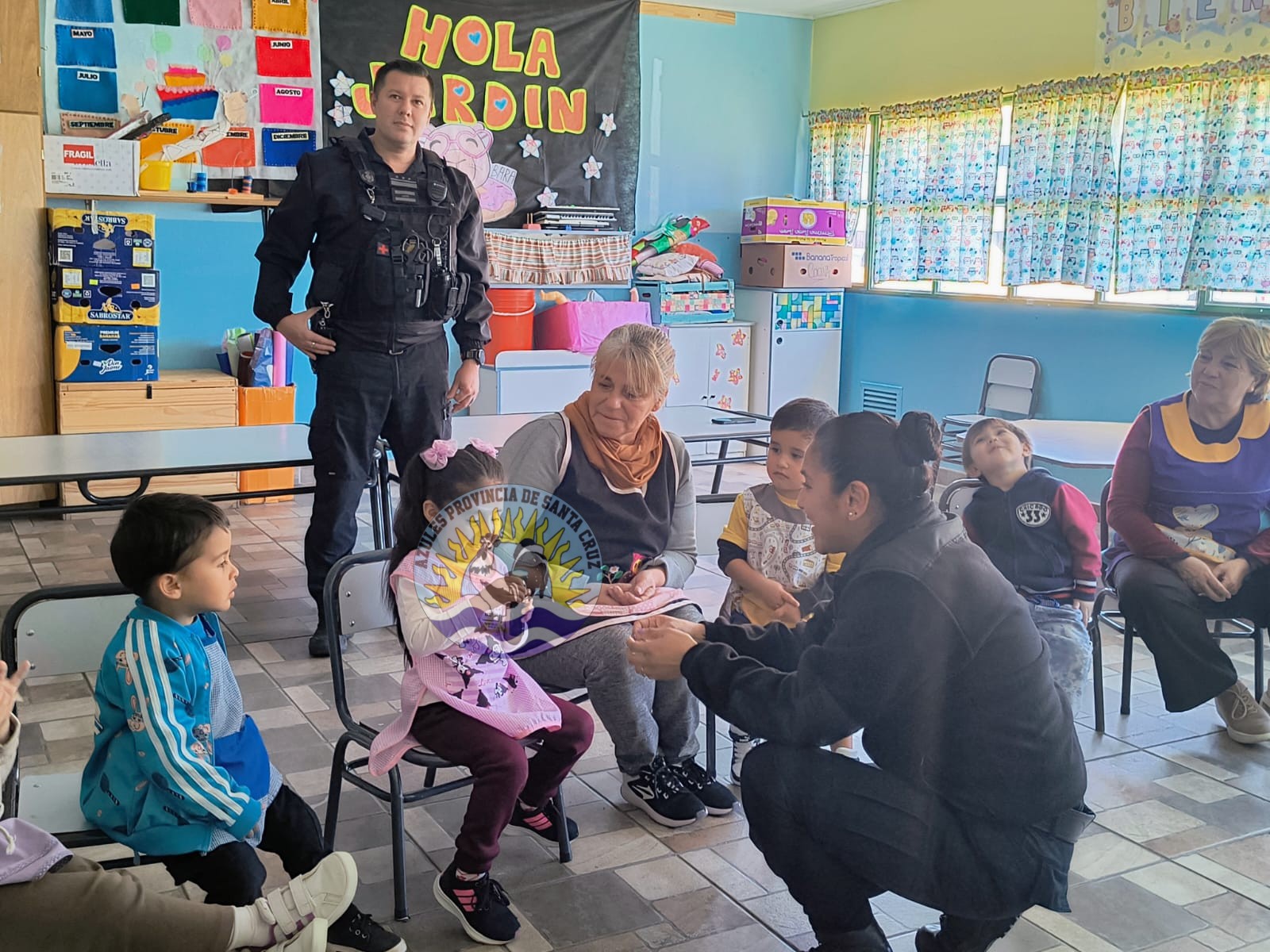 La Policía de Los Antiguos visitó el Jardín N° 25 y compartió su labor con los alumnos (4)