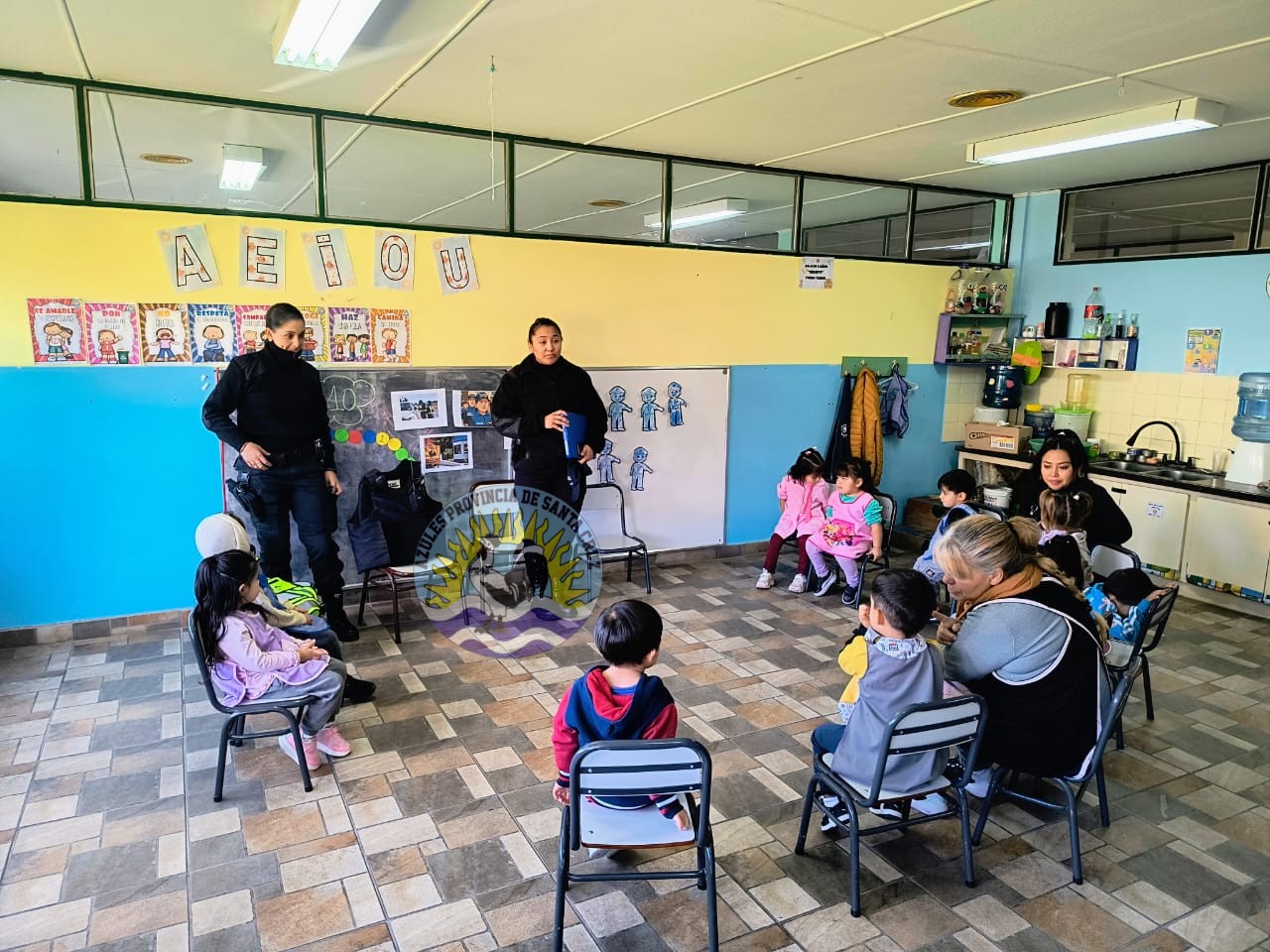 La Policía de Los Antiguos visitó el Jardín N° 25 y compartió su labor con los alumnos (5)