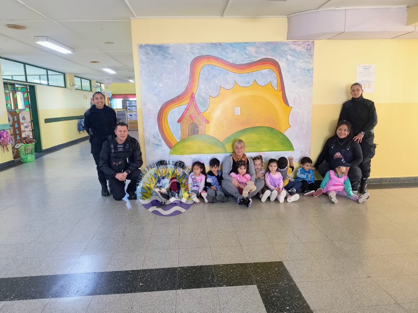 La Policía de Los Antiguos visitó el Jardín N° 25 y compartió su labor con los alumnos (6)