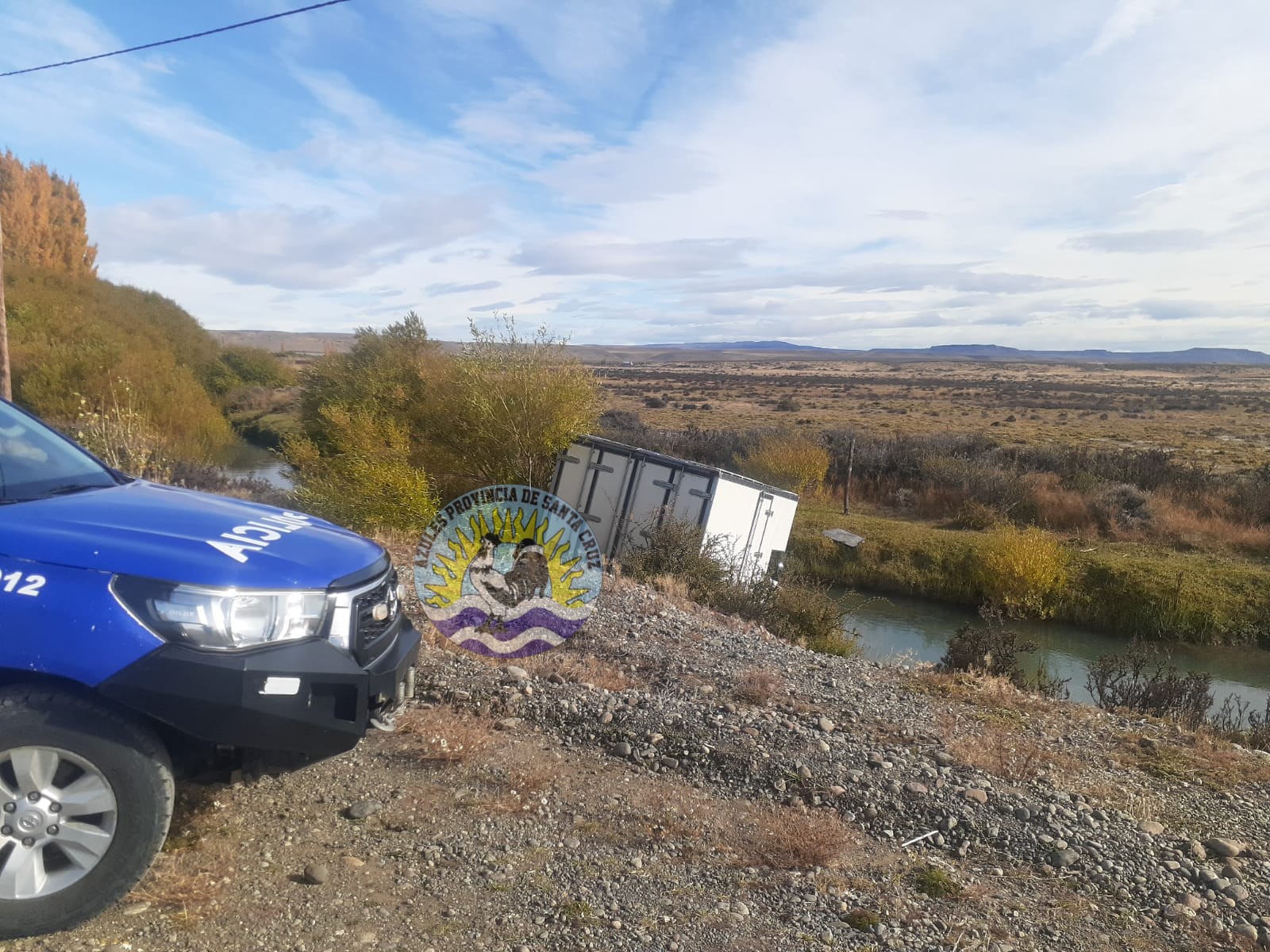 Tres Lagos Remoción de un camión caído al Río Chalina por desperfecto mecánico (1)