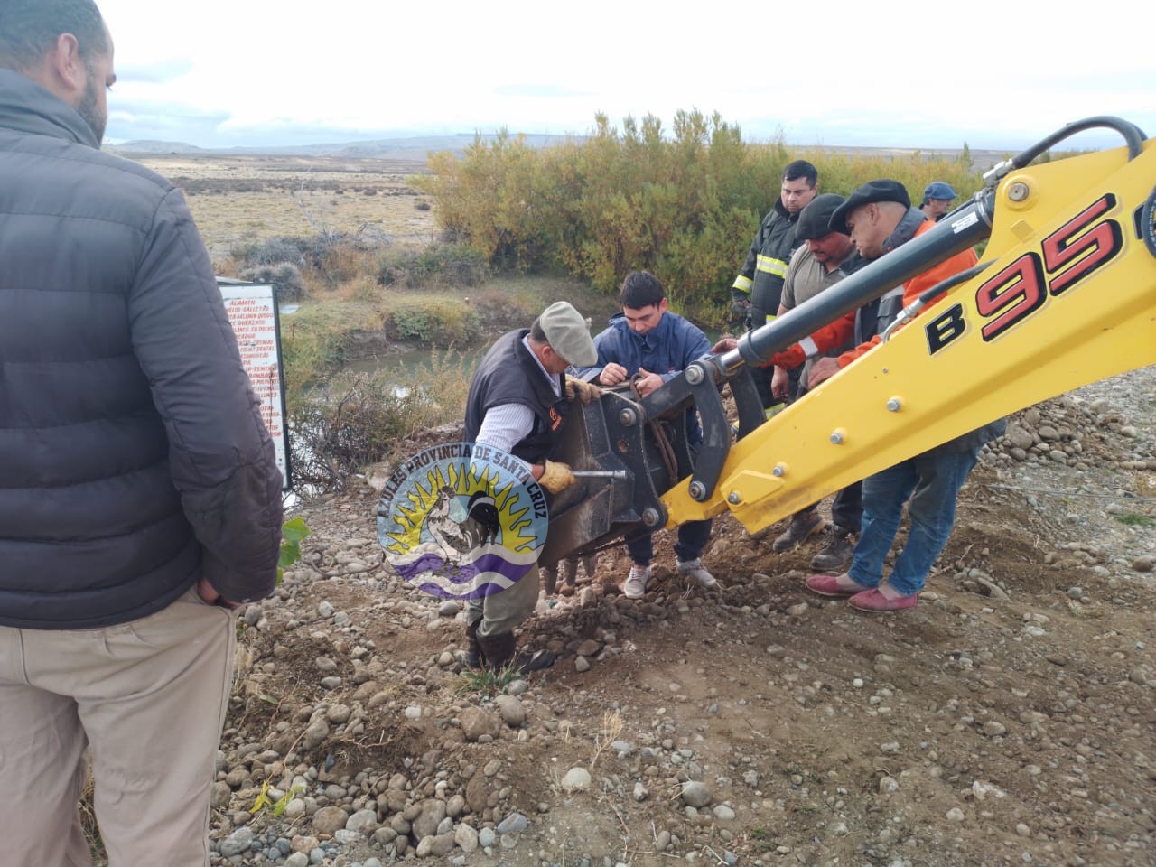 Tres Lagos Remoción de un camión caído al Río Chalina por desperfecto mecánico (2)