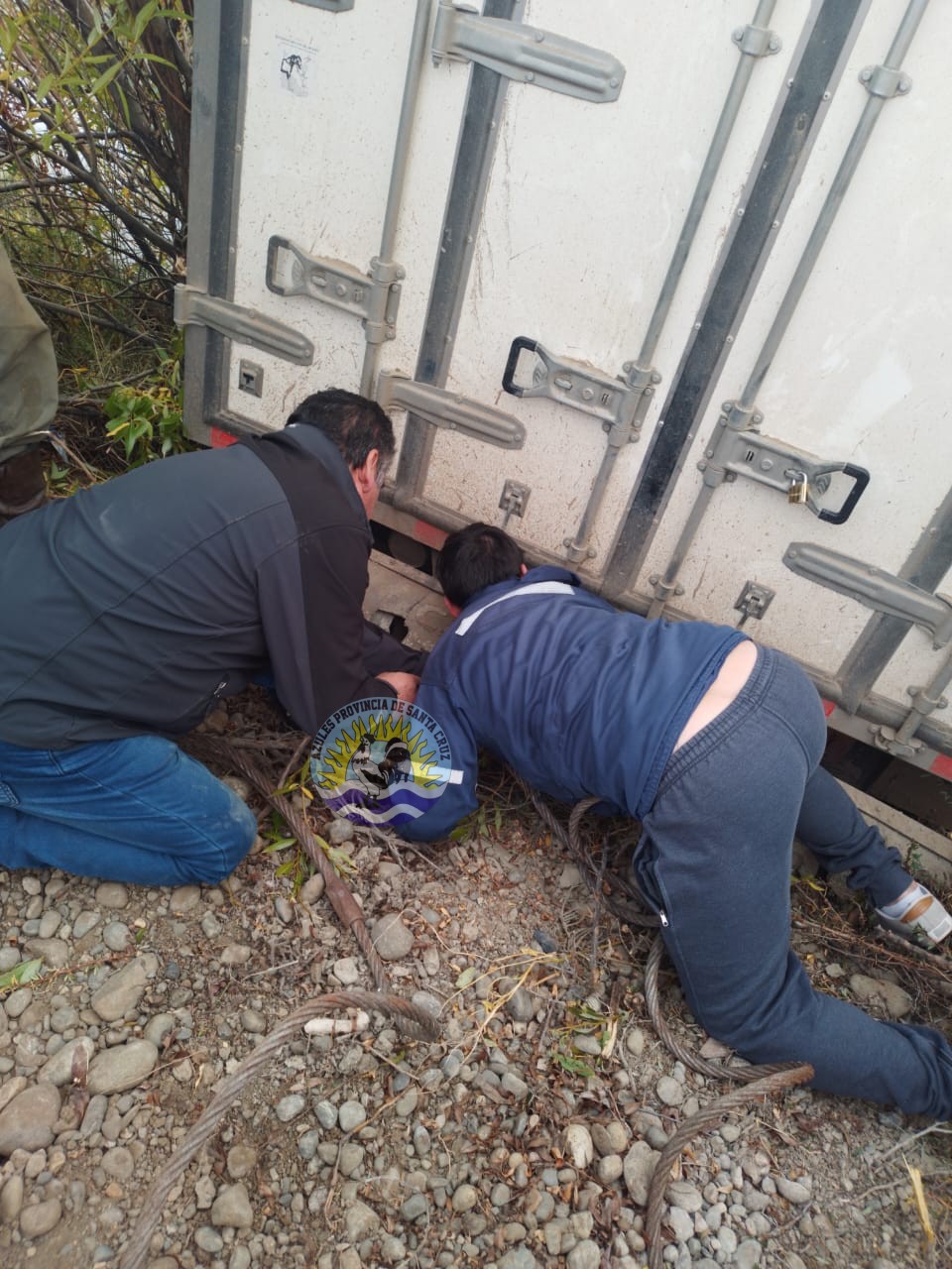 Tres Lagos Remoción de un camión caído al Río Chalina por desperfecto mecánico (3)