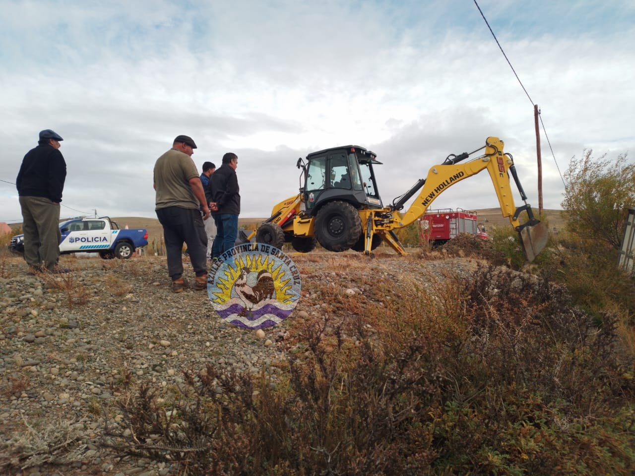 Tres Lagos Remoción de un camión caído al Río Chalina por desperfecto mecánico (4)