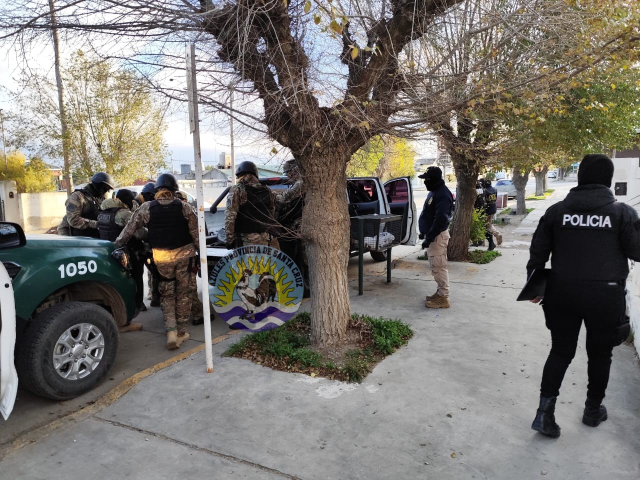 Allanamientos Simultáneos en Puerto Deseado Secuestro de drogas, dinero y municiones (2)