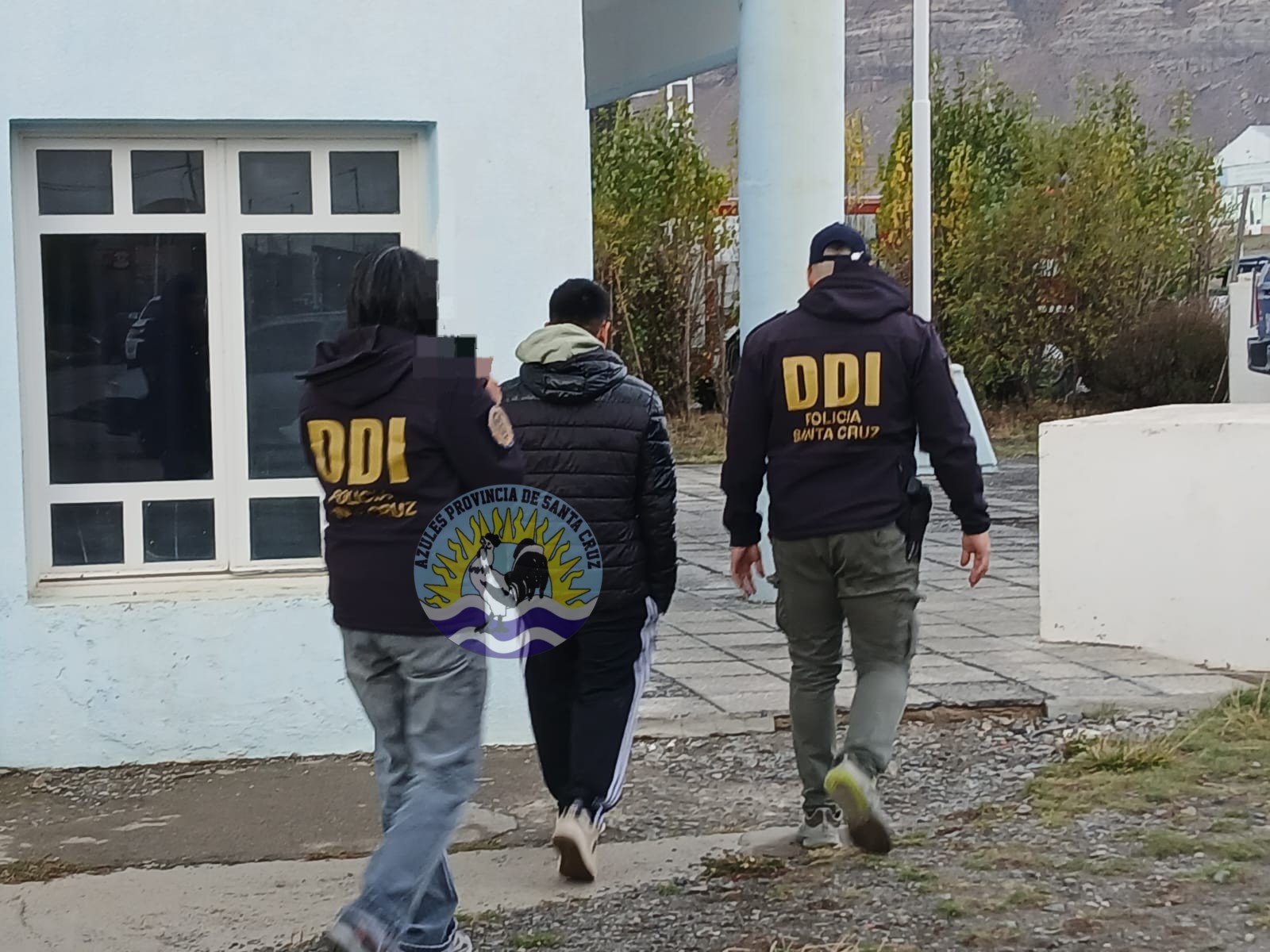 Cuatro allanamientos simultáneos en El Calafate secuestran motos, celulares, drogas y más (3)