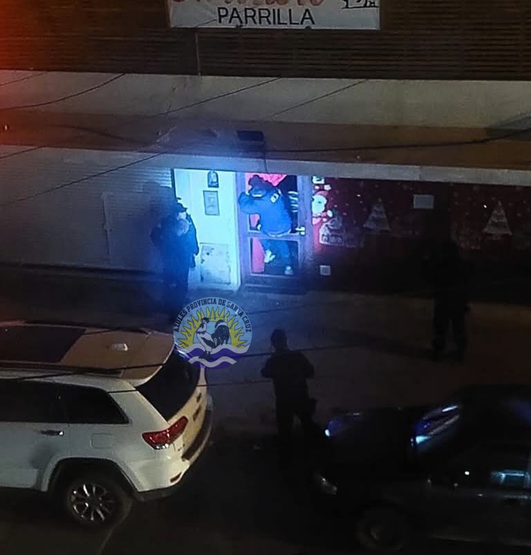 Intento de robo en una parrilla detienen a dos hombres dentro del local (2)