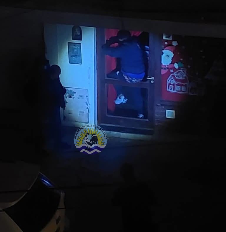 Intento de robo en una parrilla detienen a dos hombres dentro del local (3)