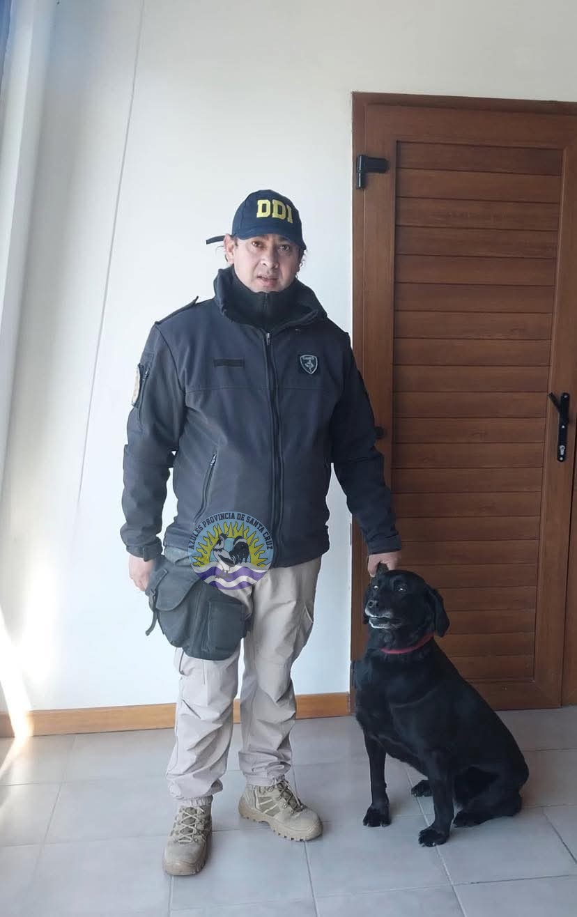 Negrita se despide del servicio la perrita K9 que deja huella en Gobernador Gregores (1)