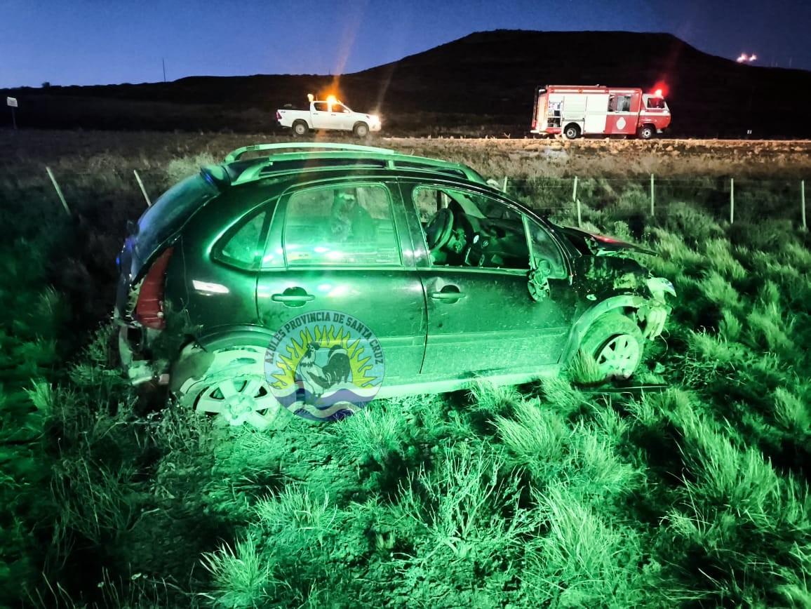 Cañadón Seco Vuelco en Ruta 12 y rescate exitoso del conductor por parte del Cuartel 18° (1)
