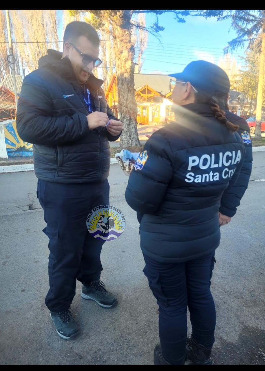Los Antiguos Rinde Homenaje a la Bandera Entrega de Escarapelas y Cintas por la Comisaría (1)