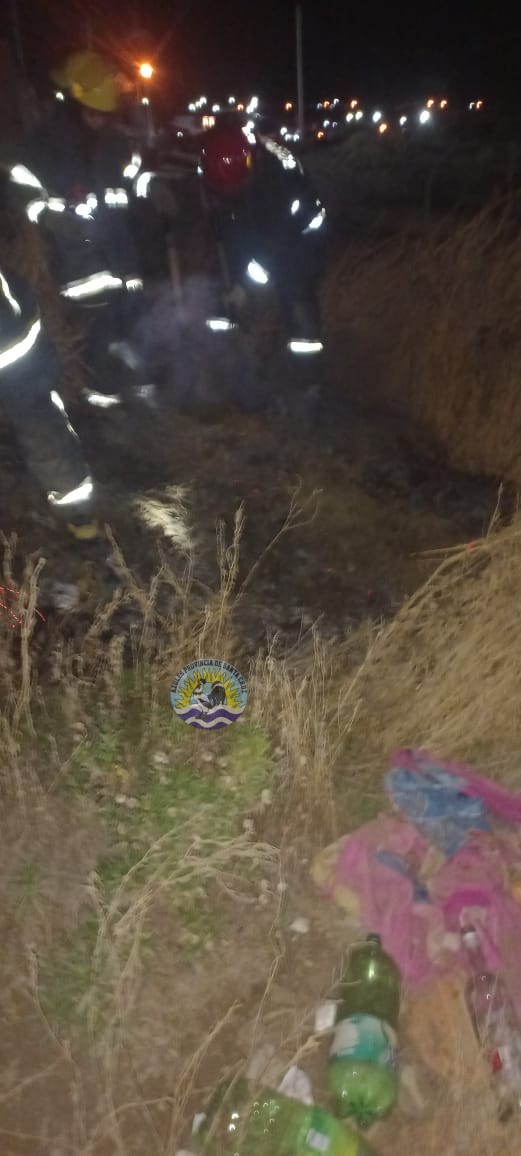 Intervención de Bomberos por incendio de pastizales en Barrio Rotary 23 (1)