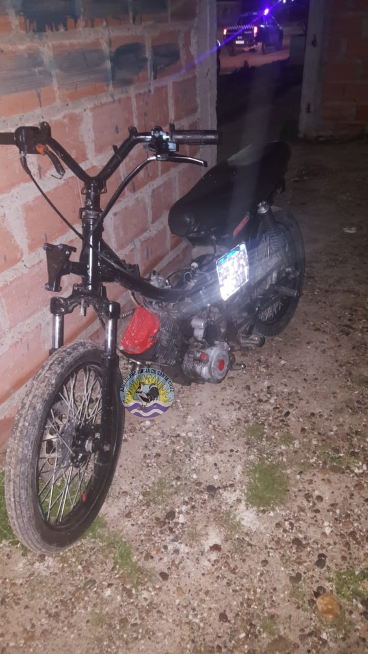 Tres personas demoradas mientras desarmaban motovehículo en patio ajeno (2)